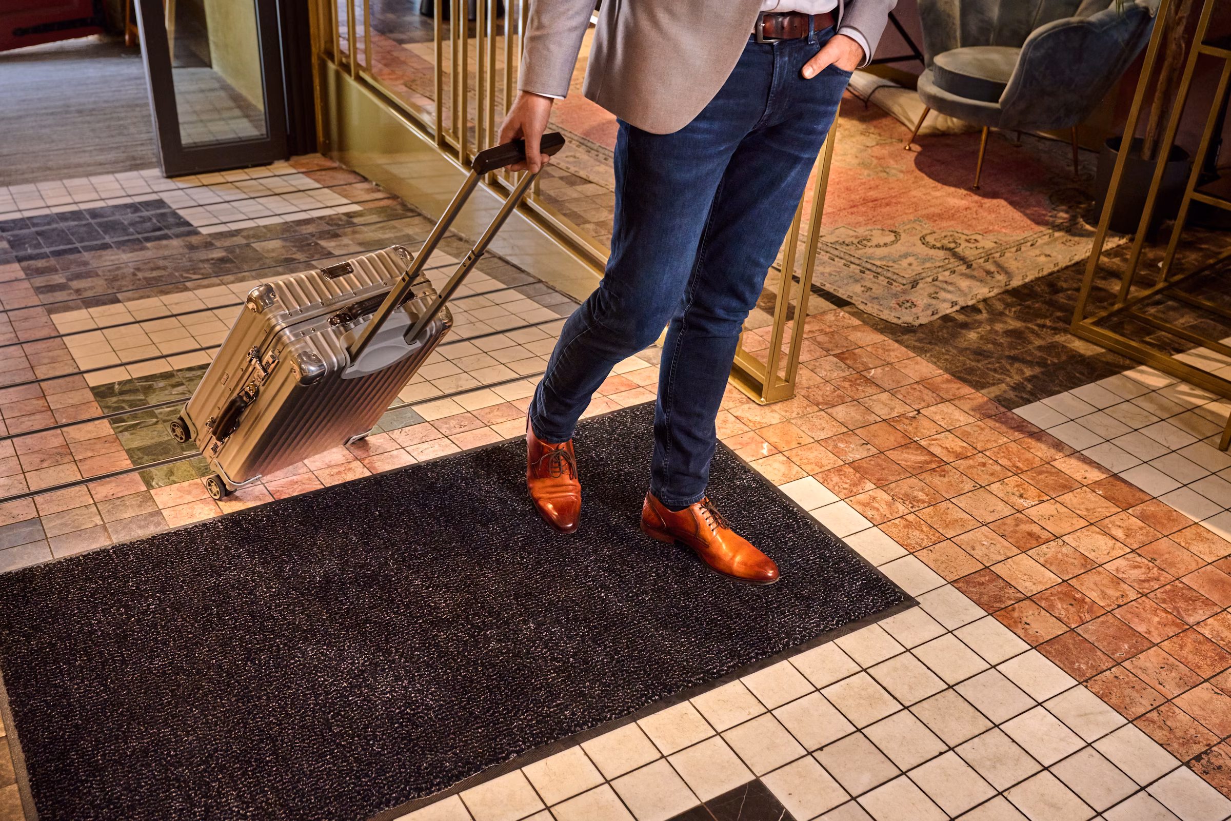 https___www.mamatting.eu_volumes_products_Microluxx_entrance_hotel_walking2 (1)